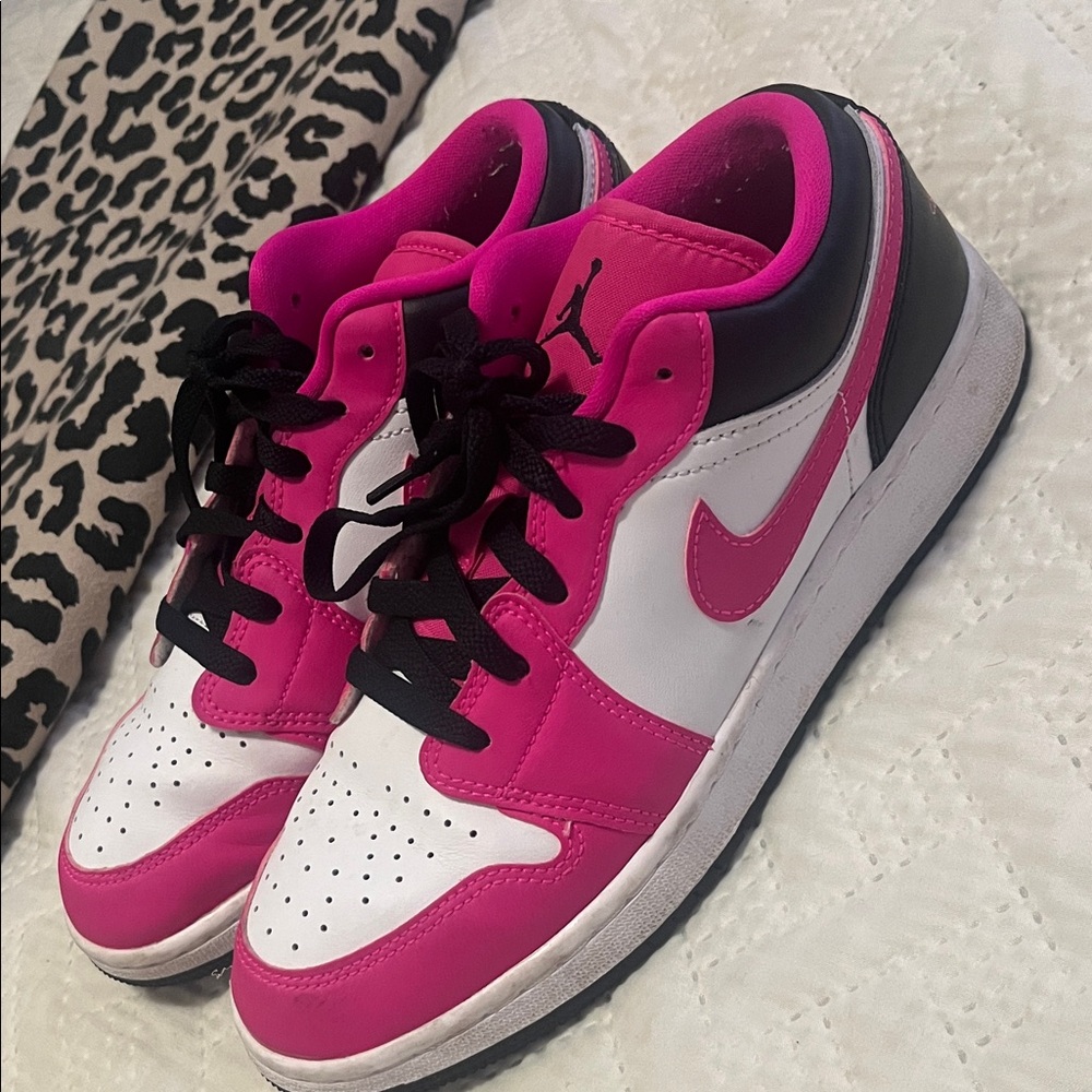 Nike Women's Black and Pink Sneakers